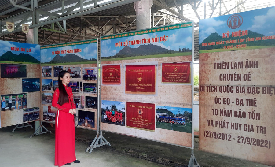 Hướng dẫn viên Khu Di tích Văn hóa Óc Eo - Ba Thê giới thiệu các hình ảnh về 10 năm bảo tồn và phát huy giá trị di tích. Hướng dẫn viên Khu Di tích Văn hóa Óc Eo - Ba Thê giới thiệu các hình ảnh về 10 năm bảo tồn và phát huy giá trị di tích.