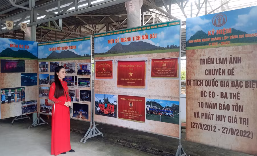 Hướng dẫn viên Khu Di tích Văn hóa Óc Eo - Ba Thê giới thiệu các hình ảnh về 10 năm bảo tồn và phát huy giá trị di tích.