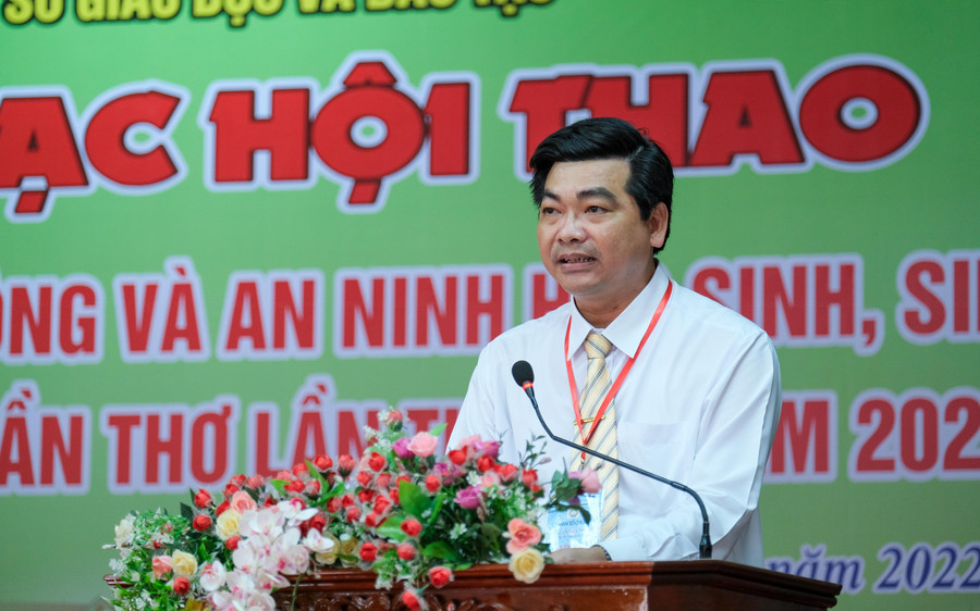 Ông Trần Thanh Bình, Giám đốc Sở GD&amp;ĐT TP Cần Thơ tuyên bố bế mạc Hội thao.