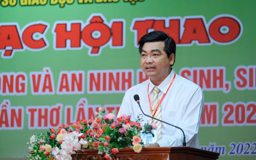 Ông Trần Thanh Bình, Giám đốc Sở GD&amp;ĐT TP Cần Thơ tuyên bố bế mạc Hội thao.