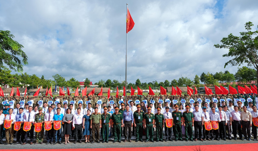 Đại biểu cùng đại diện các đoàn tham gia chụp ảnh lưu niệm. Đại biểu cùng đại diện các đoàn tham gia chụp ảnh lưu niệm.