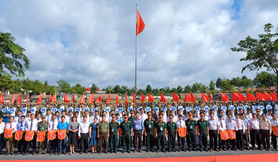 Đại biểu cùng đại diện các đoàn tham gia chụp ảnh lưu niệm.