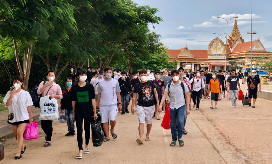 Hơn 200 người Việt Nam từ Campuchia về nước qua cửa khẩu quốc tế Hà Tiên. Hơn 200 người Việt Nam từ Campuchia về nước qua cửa khẩu quốc tế Hà Tiên.