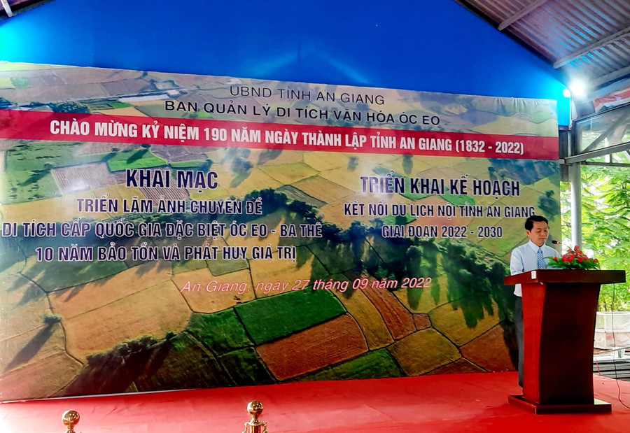 Ông Nguyễn Hữu Giềng, giám đốc Ban Quản lý Di tích Văn hoá Óc Eo – Ba Thê tỉnh An Giang phát biểu khai mạc triển lãm. Ông Nguyễn Hữu Giềng, giám đốc Ban Quản lý Di tích Văn hoá Óc Eo – Ba Thê tỉnh An Giang phát biểu khai mạc triển lãm.