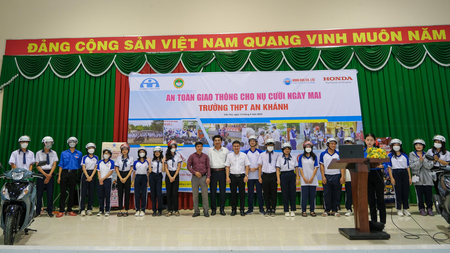 Sở GD&ĐT TP Cần Thơ cùng Ban ATGT thành phố tặng nón bảo hiểm cho học sinh Trường THPT An Khánh, quận Ninh Kiều. Sở GD&ĐT TP Cần Thơ cùng Ban ATGT thành phố tặng nón bảo hiểm cho học sinh Trường THPT An Khánh, quận Ninh Kiều.