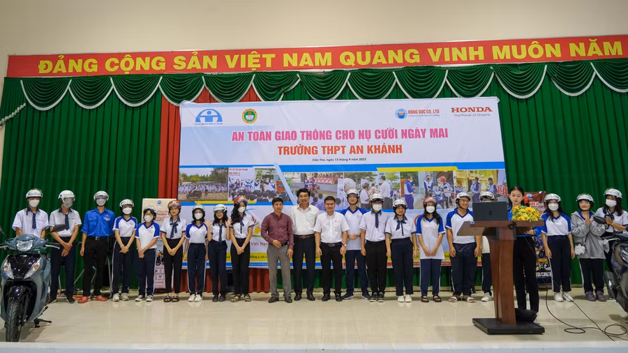 Sở GD&ĐT TP Cần Thơ cùng Ban ATGT thành phố tặng nón bảo hiểm cho học sinh Trường THPT An Khánh, quận Ninh Kiều.