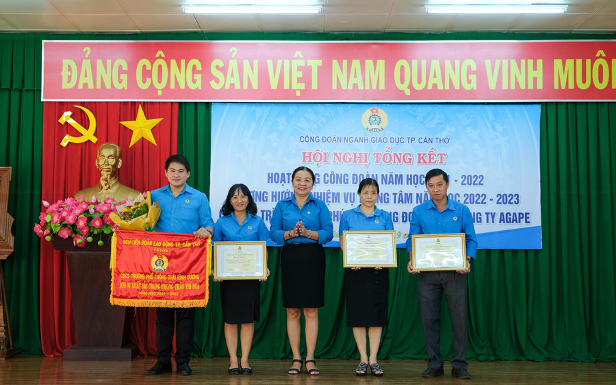 Đại diện LĐLĐ thành phố Cần Thơ trao cờ thi đua và bằng khen cho các công đoàn cơ sở. Đại diện LĐLĐ thành phố Cần Thơ trao cờ thi đua và bằng khen cho các công đoàn cơ sở.