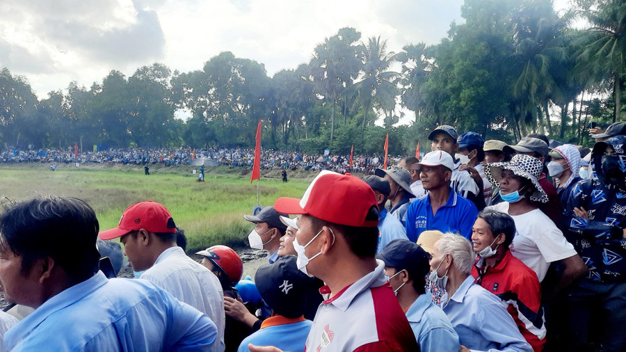 Hơn 10 nghìn người dân trong và ngoài địa phương nô nức đến xem và cổ vũ nồng nhiệt qua các vòng đua. Hơn 10 nghìn người dân trong và ngoài địa phương nô nức đến xem và cổ vũ nồng nhiệt qua các vòng đua.