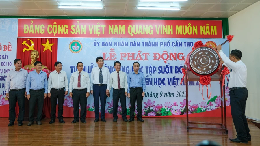  Ông Nguyễn Thực Hiện, Phó Chủ tịch UBND TP Cần Thơ đánh trống truyền thông điệp của “Tuần lễ hưởng ứng học tập suốt đời năm 2022”