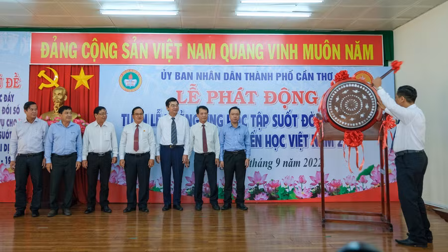  Ông Nguyễn Thực Hiện, Phó Chủ tịch UBND TP Cần Thơ đánh trống truyền thông điệp của “Tuần lễ hưởng ứng học tập suốt đời năm 2022”