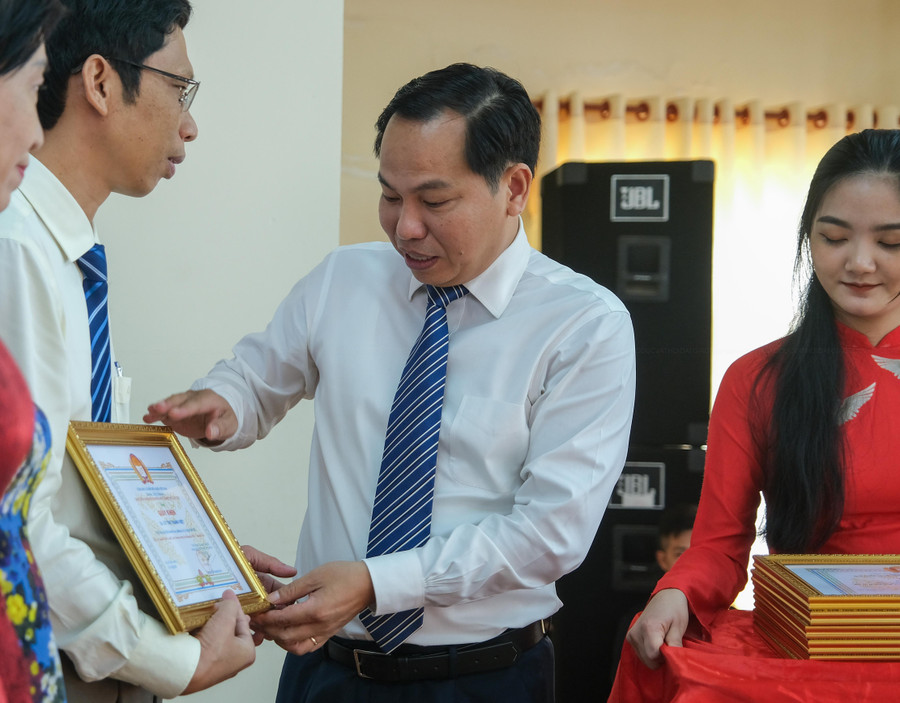 Ông Lê Quang Mạnh, Ủy viên BCH TW Đảng, Bí thư Thành ủy trao khen thưởng cho các giáo viên, cán bộ quản lý giáo dục, cán bộ khuyến học có những đóng góp lớn cho sự nghiệp Khuyến học- Khuyến tài thành phố. Ông Lê Quang Mạnh, Ủy viên BCH TW Đảng, Bí thư Thành ủy trao khen thưởng cho các giáo viên, cán bộ quản lý giáo dục, cán bộ khuyến học có những đóng góp lớn cho sự nghiệp Khuyến học- Khuyến tài thành phố.