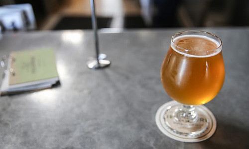 Mỗi quán bia ở Bỉ có những loại cốc đặc trưng riêng với nhiều hình thù và kích cỡ khác nhau nhưng tất cả đều được thiết kế để giữ được bọt bia lâu nhất. Ảnh:Guardian. Mỗi quán bia ở Bỉ có những loại cốc đặc trưng riêng với nhiều hình thù và kích cỡ khác nhau nhưng tất cả đều được thiết kế để giữ được bọt bia lâu nhất. Ảnh: Guardian.