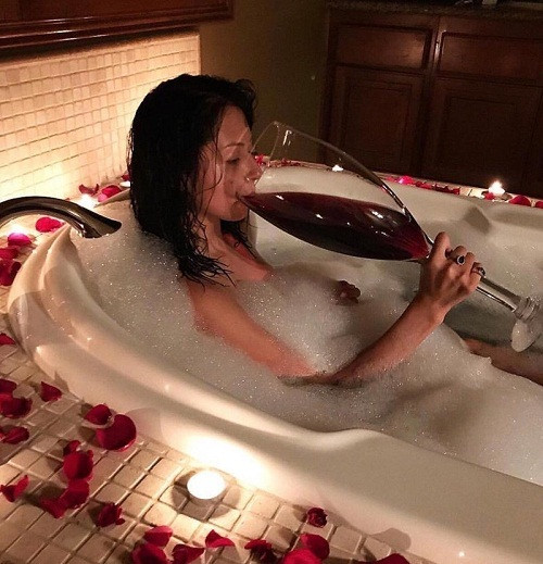 Em rất ít khi uống rượu. Em rất ít khi uống rượu.