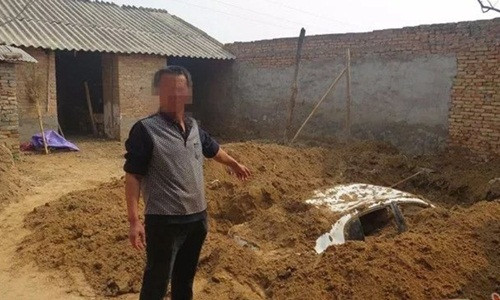 Người đàn ông đào hố chôn chiếc xe ở sân sau nhà để tránh sự truy tìm của cảnh sát. Người đàn ông đào hố chôn chiếc xe ở sân sau nhà để tránh sự truy tìm của cảnh sát. Ảnh: South China Morning Post.