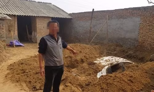 Người đàn ông đào hố chôn chiếc xe ở sân sau nhà để tránh sự truy tìm của cảnh sát. Người đàn ông đào hố chôn chiếc xe ở sân sau nhà để tránh sự truy tìm của cảnh sát. Ảnh: South China Morning Post.
