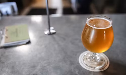 Quán bia ở Bỉ bắt khách đặt cọc giầy để chống trộm cốc