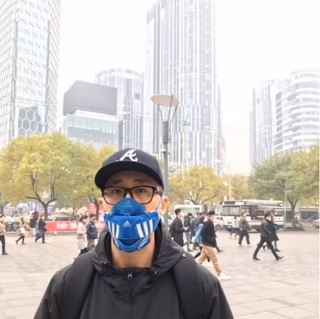 Tuyển tập những mẫu khẩu trang cực chất được làm từ giày thể thao - Ảnh 1.