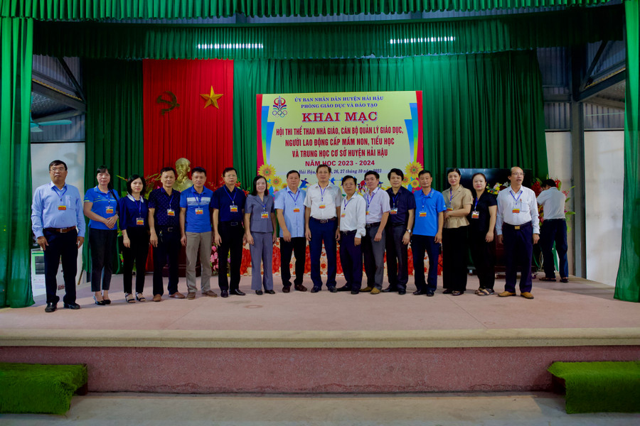 Đại diện ban tổ chức hội thi chụp ảnh sau lễ khai mạc giải đấu. Đại diện ban tổ chức hội thi chụp ảnh sau lễ khai mạc giải đấu.