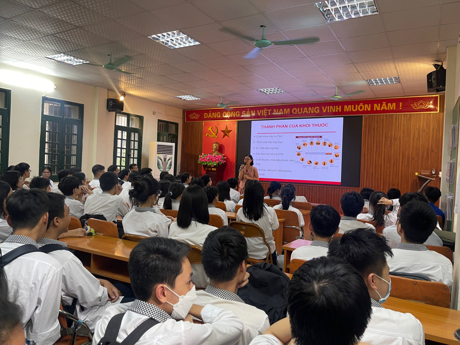 Vị nữ chuyên gia cung cấp thông tin về các thành phần hóa học có trong khói thuốc lá.