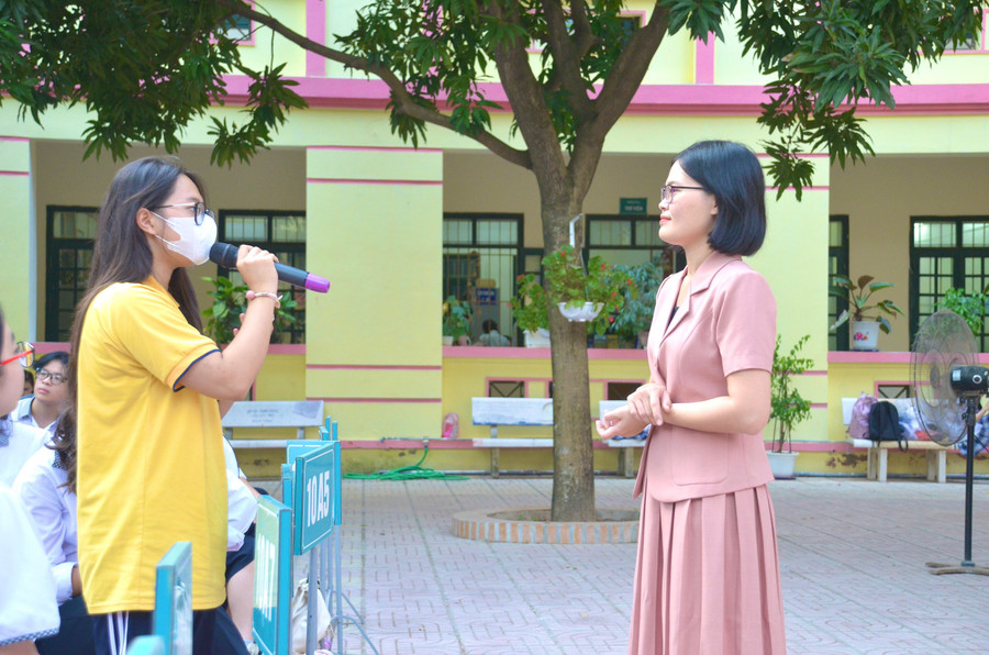 Học sinh đặt câu hỏi liên quan đến tác hại thuốc lá tới Thạc sĩ. Bác sĩ Nguyễn Thị Hồng Vân đến từ CDC Hà Nội.