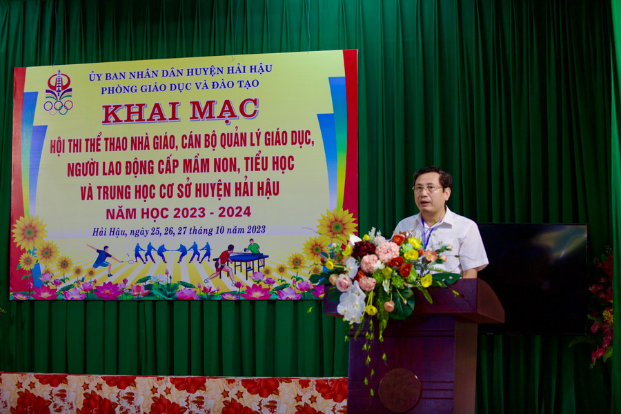 NGƯT Vũ Thế Hưng, Trưởng Phòng GD&ĐT huyện Hải Hậu phát biểu khai mạc hội thi. NGƯT Vũ Thế Hưng, Trưởng Phòng GD&ĐT huyện Hải Hậu phát biểu khai mạc hội thi.