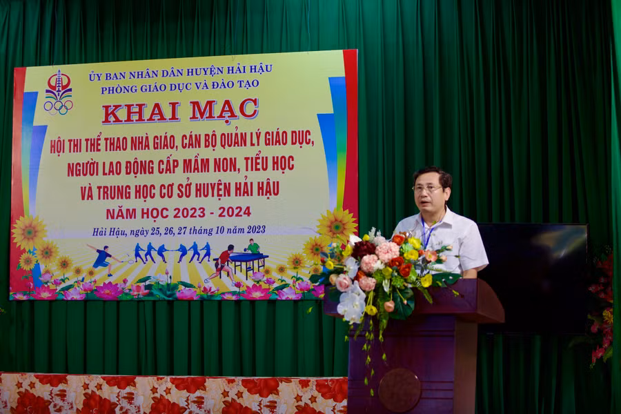 NGƯT Vũ Thế Hưng, Trưởng Phòng GD&amp;ĐT huyện Hải Hậu phát biểu khai mạc hội thi.