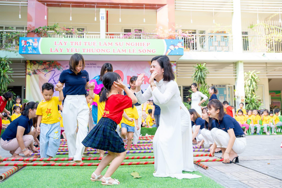 Cả cô và trò cùng say sưa bên những thanh âm rộn rã của tiếng múa sạp.