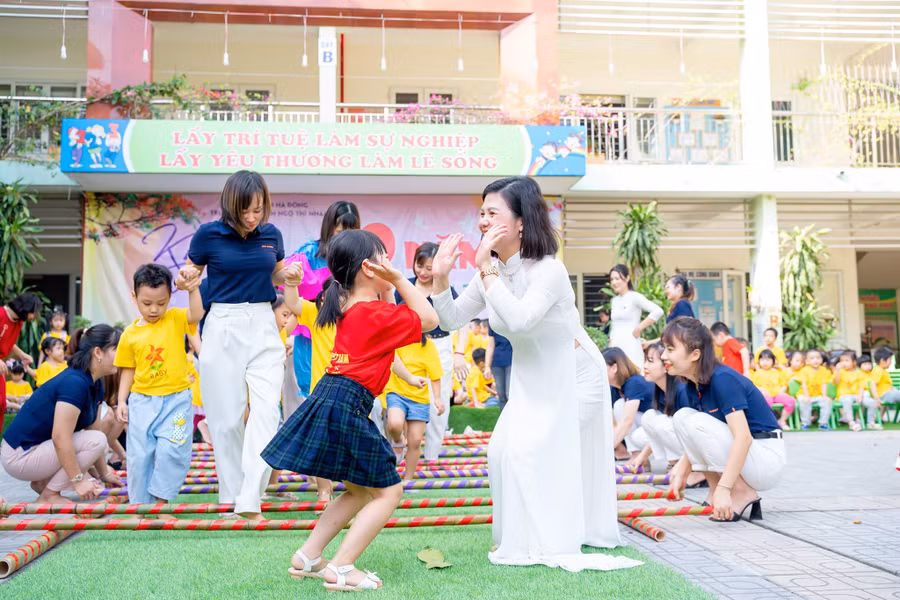 Cả cô và trò cùng say sưa bên những thanh âm rộn rã của tiếng múa sạp.