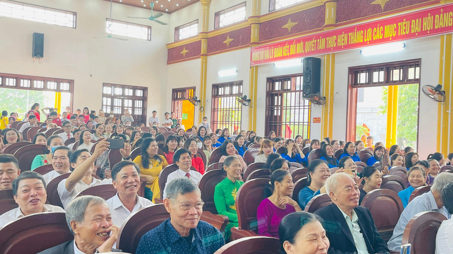 Đông đảo các thế hệ nhà giáo và nhân dân đến dự lễ kỷ niệm trong không khí phấn khởi ngày 20/11. Đông đảo các thế hệ nhà giáo và nhân dân đến dự lễ kỷ niệm trong không khí phấn khởi ngày 20/11.