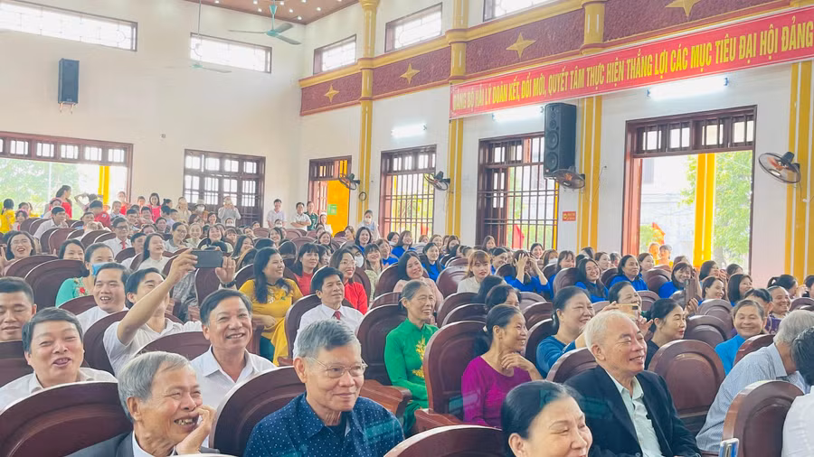 Đông đảo các thế hệ nhà giáo và nhân dân đến dự lễ kỷ niệm trong không khí phấn khởi ngày 20/11.