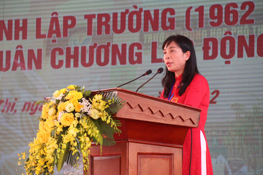 Cô Nguyễn Thị Loan – Hiệu trưởng Trường THPT Ân Thi đọc diễn văn khai mạc. Cô Nguyễn Thị Loan – Hiệu trưởng Trường THPT Ân Thi đọc diễn văn khai mạc.