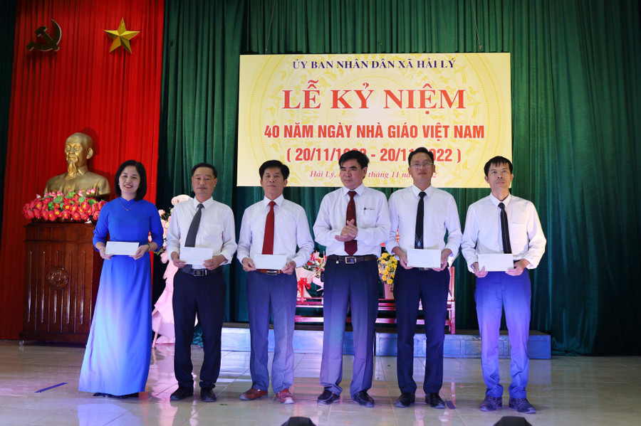 Lãnh đạo UBND xã Hải Lý trao thưởng cho đại diện các tập thể, cá nhân có thành tích xuất sắc trong năm học vừa qua. Lãnh đạo UBND xã Hải Lý trao thưởng cho đại diện các tập thể, cá nhân có thành tích xuất sắc trong năm học vừa qua.