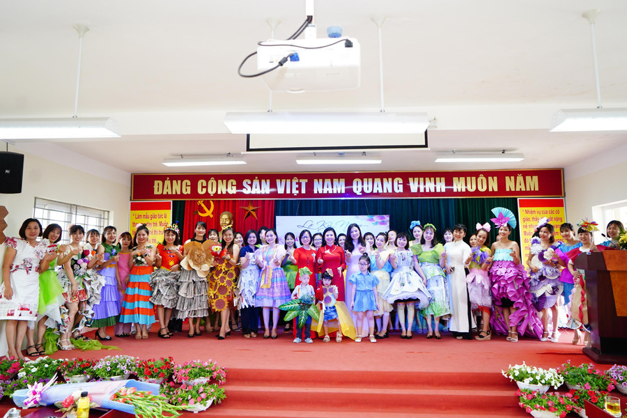 Kết thúc chương trình, cô trò cùng nhau lưu lại những bức ảnh thật đẹp và đáng nhớ.