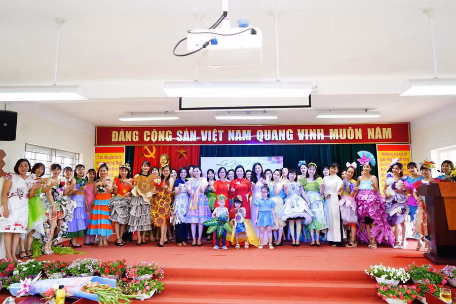 Kết thúc chương trình, cô trò cùng nhau lưu lại những bức ảnh thật đẹp và đáng nhớ.