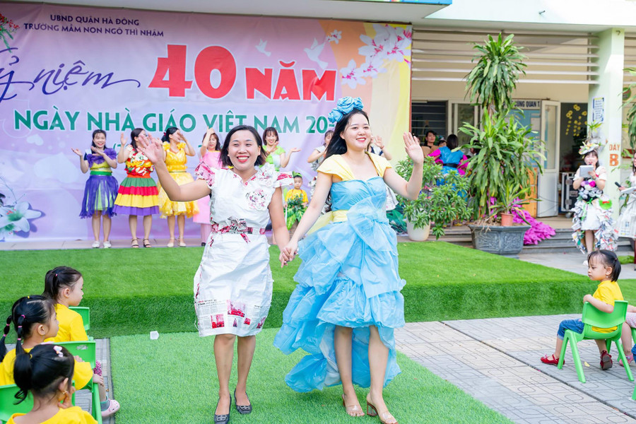 Các cô giáo thỏa sức sáng tạo nên những bộ trang phục đa chất liệu.