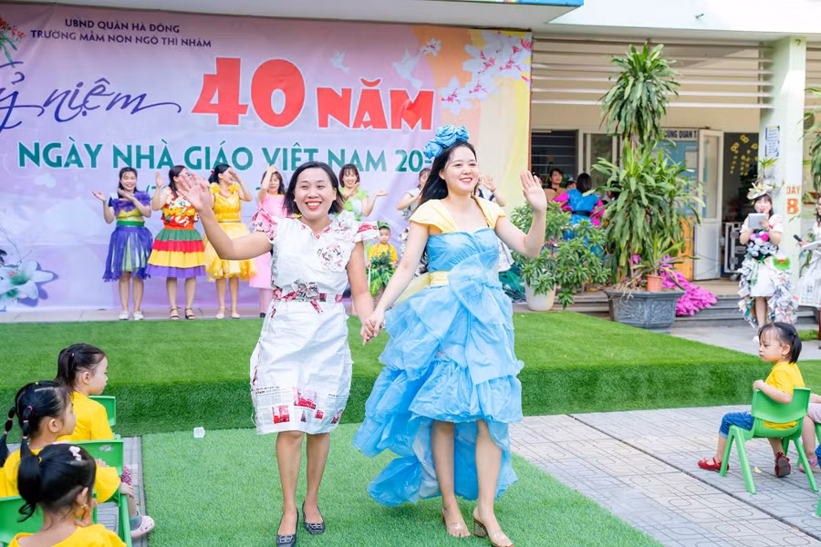 Các cô giáo thỏa sức sáng tạo nên những bộ trang phục đa chất liệu.