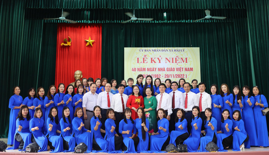 Tập thể cán bộ, giáo viên các nhà trường và các đại biểu chụp ảnh lưu niệm sau buổi lễ. Tập thể cán bộ, giáo viên các nhà trường và các đại biểu chụp ảnh lưu niệm sau buổi lễ.