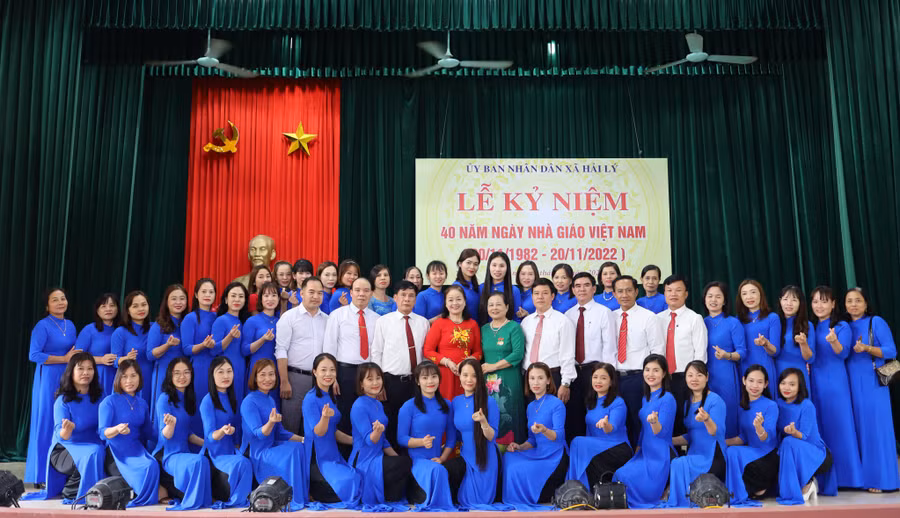 Tập thể cán bộ, giáo viên các nhà trường và các đại biểu chụp ảnh lưu niệm sau buổi lễ.