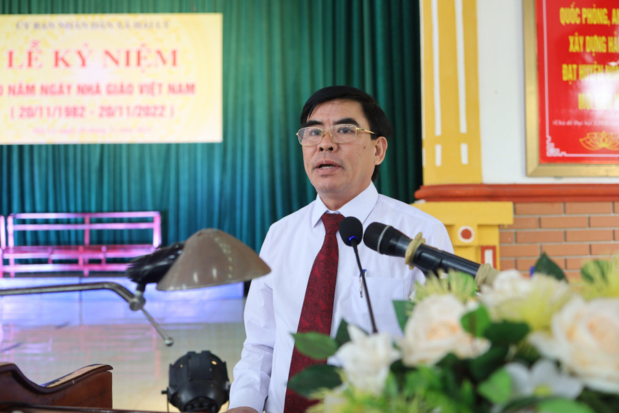 Ông Nguyễn Minh Định - Phó Bí thư Đảng uỷ, Chủ tịch UBND xã Hải Lý phát biểu tại buổi lễ. Ông Nguyễn Minh Định - Phó Bí thư Đảng uỷ, Chủ tịch UBND xã Hải Lý phát biểu tại buổi lễ.