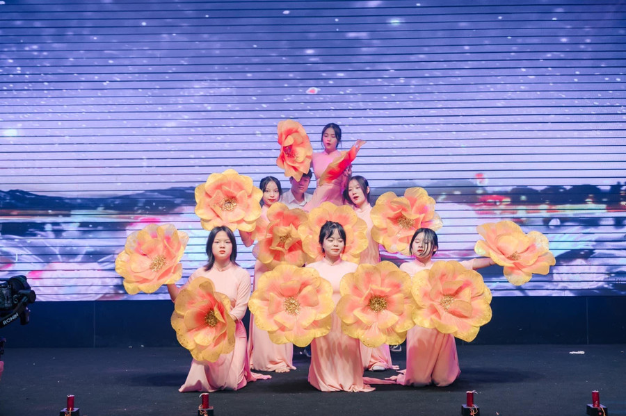 Học sinh tham gia múa hát văn nghệ tại Quảng Ninh để chào mừng 40 năm Ngày Nhà giáo Việt Nam 20/11. Học sinh tham gia múa hát văn nghệ tại Quảng Ninh để chào mừng 40 năm Ngày Nhà giáo Việt Nam 20/11.