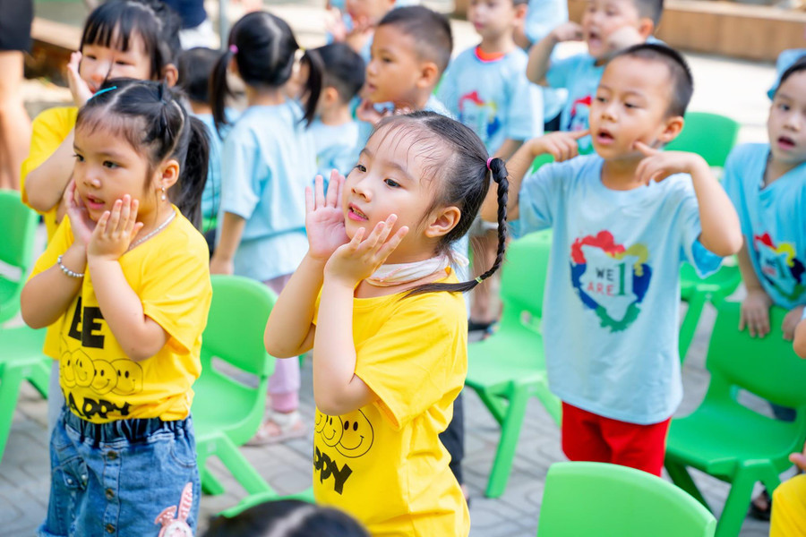 Ngồi phía dưới, các bé không ngừng cổ vũ cho các cô giáo và các bạn trên sân khấu.
