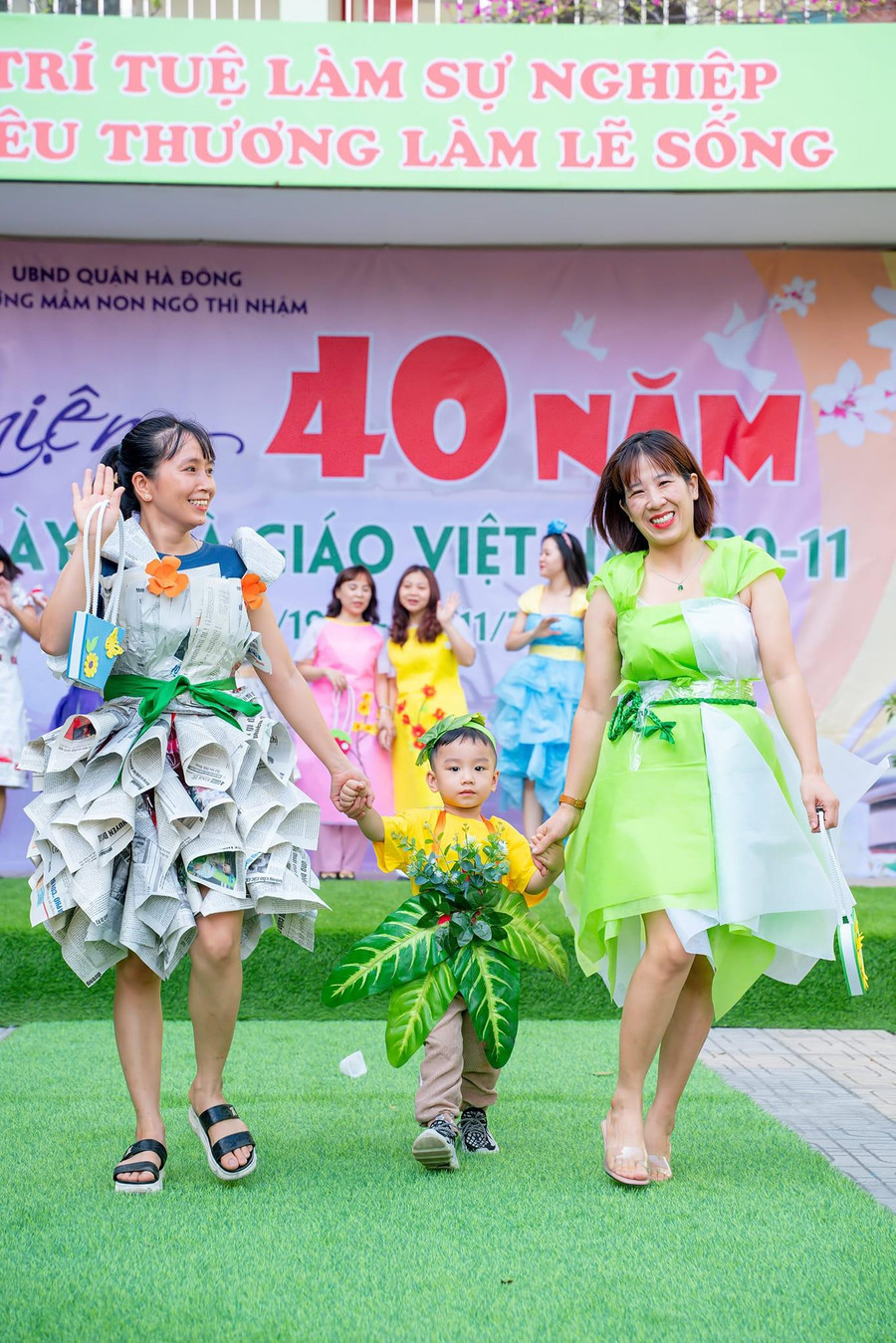 Cả cô và trò cùng tự tin trình diễn thời trang trước đám đông.