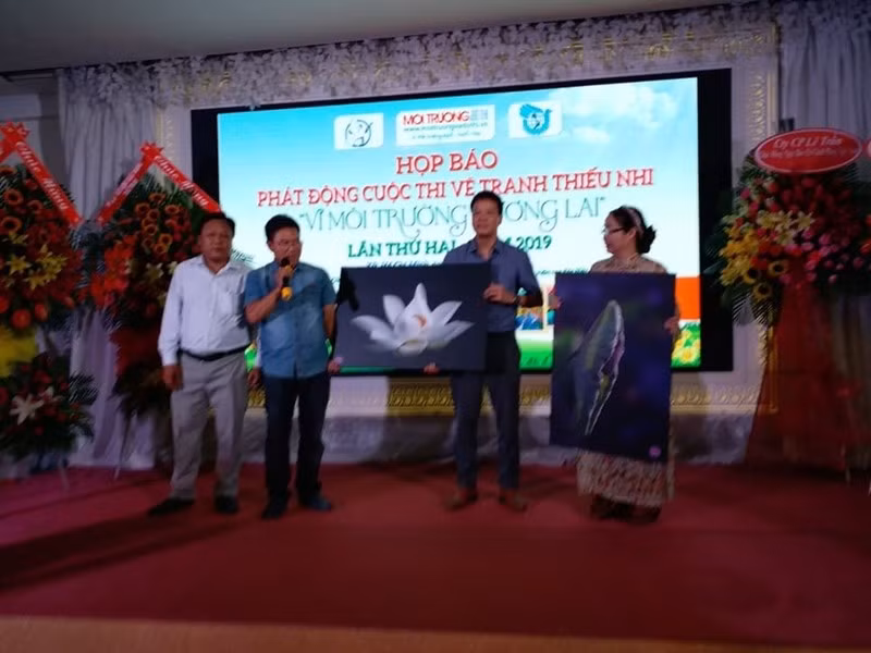 TS.LS Đồng Xuân Thụ - Tổng biên tập Tạp chí Môi trường và Đô thị Việt Nam cùng một số đại biểu tại lễ phát động.