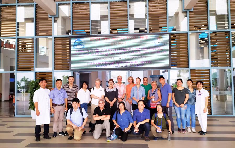 Các chuyên gia của tổ chức Resuge International - Hoa Kỳ chụp hình lưu niệm tại Cơ sở 2 Bệnh viện T.Ư Huế. Các chuyên gia của tổ chức Resuge International - Hoa Kỳ chụp hình lưu niệm tại Cơ sở 2 Bệnh viện T.Ư Huế.