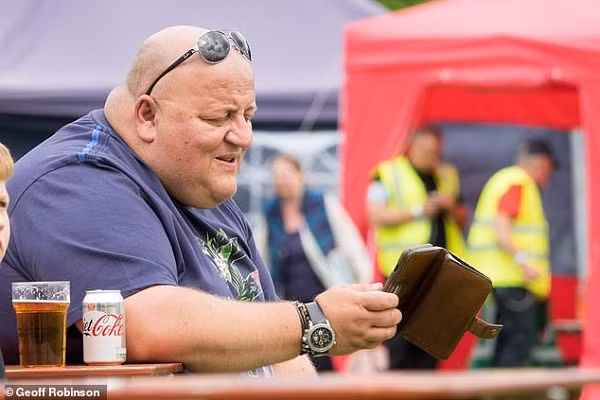 Trúng số độc đắc 6.300 tỷ, người đàn ông rước lấy hàng loạt bi kịch 