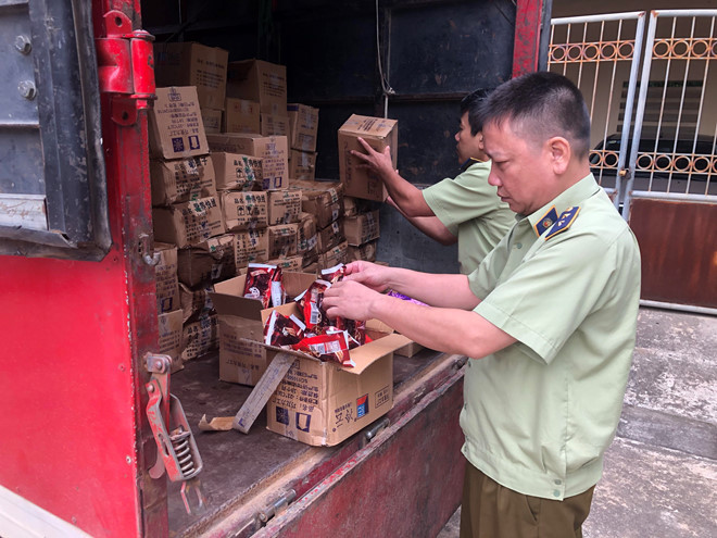 Tiêu hủy 8.000 que kem Trung Quốc nhập lậu vào Lào Cai