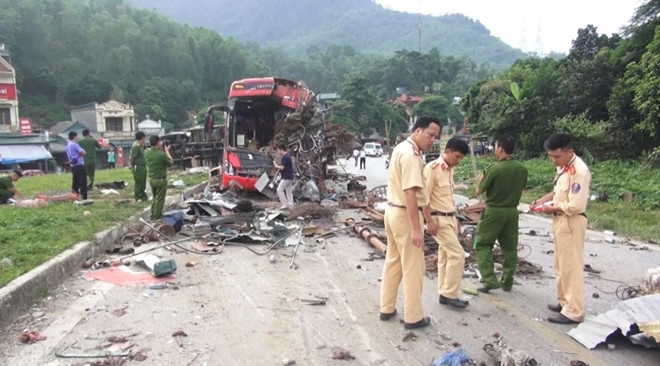 Lực lượng Công an khám nghiệm hiện trường điều tra nguyên nhân vụ tai nạn.