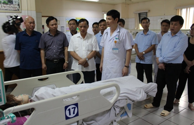 Đồng chí Bùi Văn Khánh, Phó Chủ tịch UBND tỉnh Hòa Bình thăm, động viên và trao tiền hỗ trợ cho nạn nhân bị thương đang được cấp cứu tại Bệnh viện Đa khoa tỉnh.