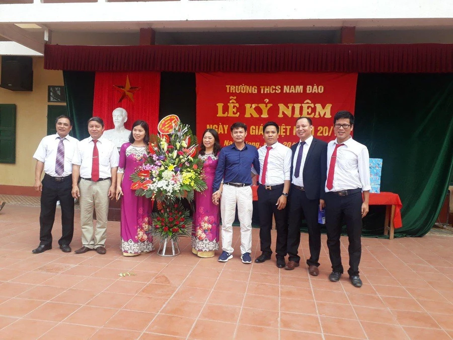 Thầy Bùi Thanh Liêm (thứ 4 từ phải sang) có rất nhiều kỷ niệm đẹp bên mái trường xưa, nơi mình gắn bó suốt nhiều năm. 