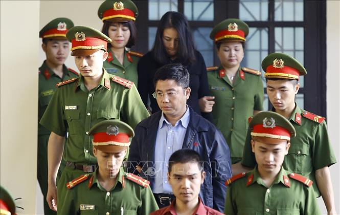 Bị cáo Nguyễn Văn Dương (giữa) được cơ quan chức năng dẫn giải ra tòa. Bị cáo Nguyễn Văn Dương (giữa) được cơ quan chức năng dẫn giải ra tòa.